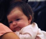 Victoria Beckham pouponne et choisit des robes avec sa fille Harper Seven dans les bras. New York, le 15 septembre 2011.<br />