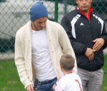 David Beckham et son fils Cruz (6 ans) à Los Angeles, en pleine partie de foot. Le 12 novembre 2011.<br />
