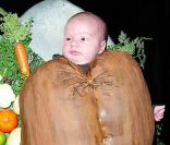 Hattie, le nourrisson de Tori Spelling, habillé en dinde à l\'occasion de Thanksgiving.