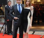 Rosie Huntington-Whiteley a pris la pose avec Marc Bolland lors de l'ouverture officielle de Marks & Spencer à Paris le 24 novembre 2011 dans la matinée.
