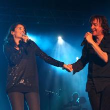 Rachida Brakni reprend Lullaby de The Cure avec Cali sur la scène du Festival Musik'Elles à Meaux le 25 septembre 2011