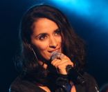 Rachida Brakni chante sur la scène du Festival Musik\'Elles à Meaux le 25 septembre 2011