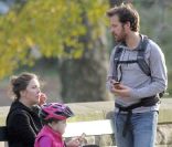 Maggie Gyllenhaal, son mari Peter Sarsgaard et leur fille Ramona s\'accordent une pause sandwich dans Central Park. New York, le 25 novembre 2011.