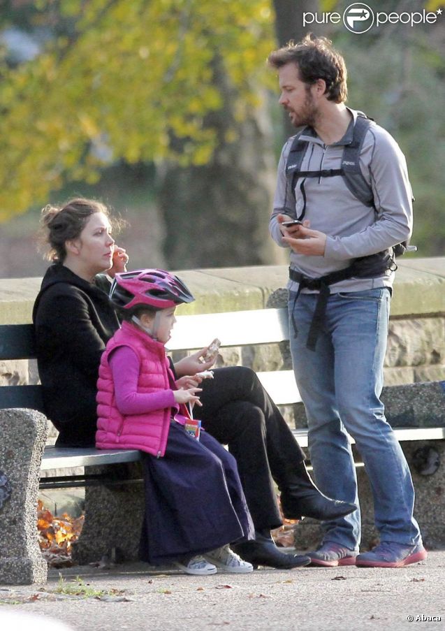 Maggie Gyllenhaal, son mari Peter Sarsgaard et leur fille Ramona s'accordent une pause sandwich dans Central Park. New York, le 25 novembre 2011.