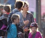 Maggie Gyllenhaal se balade dans Central Park avec son mari et sa fille, au lendemain d\'un copieux dîner de Thanksgiving. New York, le 25 novembre 2011.