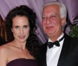 Andie MacDowell lors du Bal des débutantes habillée en Elie Saab. Le 26 novembre 2011