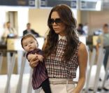 Victoria Beckham ultra-stylée et son adorable fille Harper se rendent à l\'aéroport de Los Angeles le 26 novembre 2011<br />