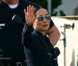 Lucy Liu et Michael Cudlitz semblent ravis d\'être photographiés sur le tournage de Southland, à Los Angeles le 28 novembre 2011.