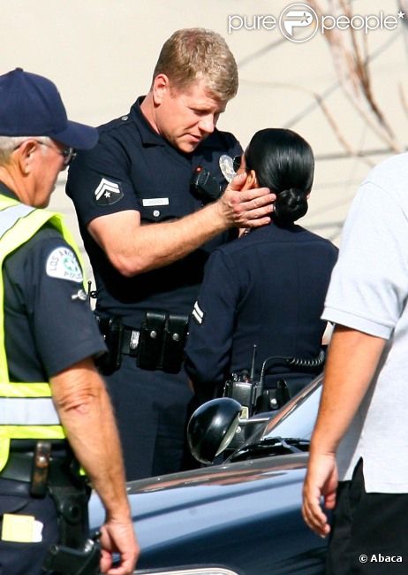 Lucy Liu et Michael Cudlitz sur le tournage de Southland, à Los Angeles le 28 novembre 2011.