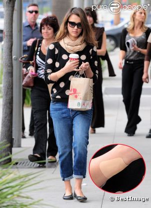 Jessica Alba à Los Angeles et avec le sourire le 29 novembre 2011 