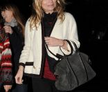 Kate Moss quitte sa maison où elle a inspecté les travaux. Le 30 novembre 2011