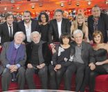 Guy Bedos, accompagné de ses filles Victoria et Leslie, Michel Drucker, François-Xavier Demaison, Pierre Richard, Claude Rich, Thomas Dutronc, Agnès Bihl, Oldelaf, Sophia Aram et Claude Dilain dans l\'émission Vivement Dimanche diffusée le 4 décembre 
