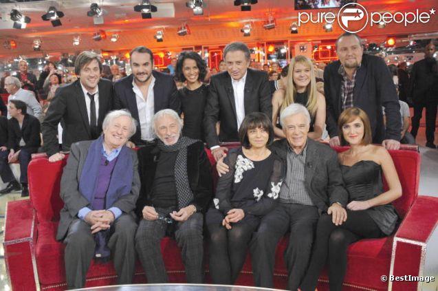 Guy Bedos, accompagné de ses filles Victoria et Leslie, Michel Drucker, François-Xavier Demaison, Pierre Richard, Claude Rich, Thomas Dutronc, Agnès Bihl, Oldelaf, Sophia Aram et Claude Dilain dans l'émission Vivement Dimanche diffusée le 4 décembre 2011 - au Studio Gabriel le 1er décembre 211 