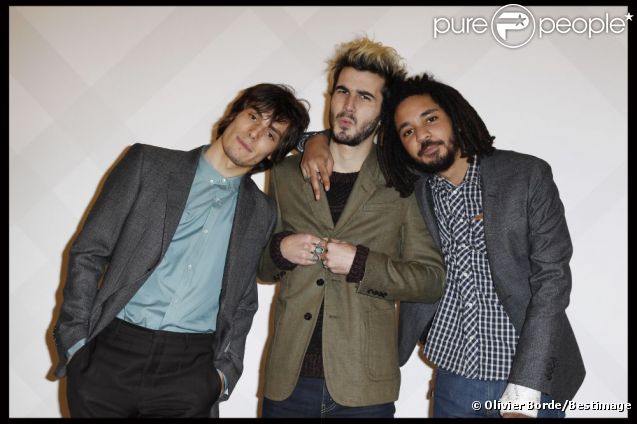 Les BB Brunes lors de la soirée Burberry à l'ambassade de Grande-Bretagne le 1er décembre 2011