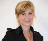 Michèle Laroque superbe à la soirée Burberry organisée à l'Ambassade de Grande-Bretagne à Paris le 1er décembre 2011
