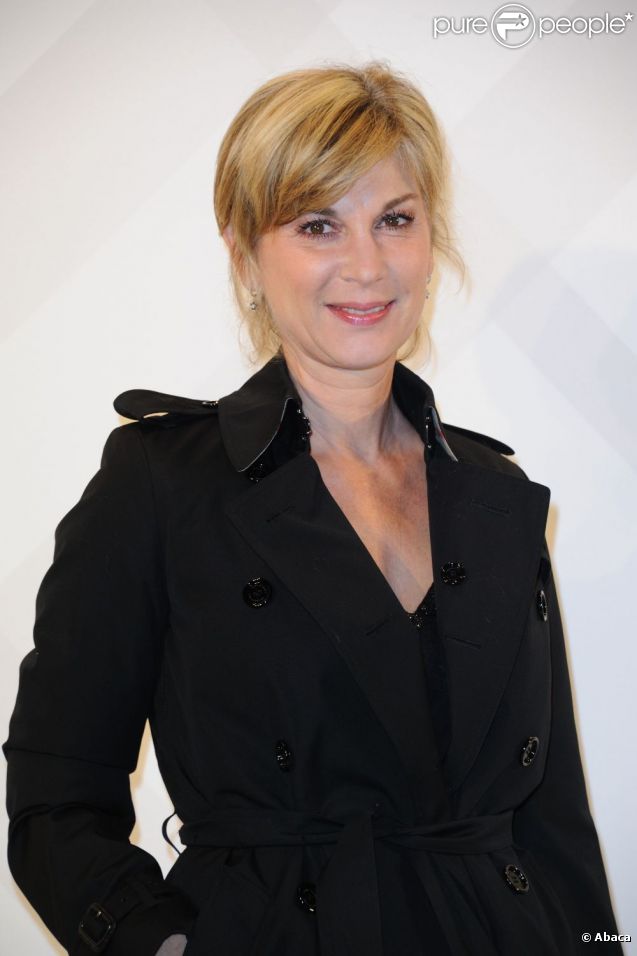 Michèle Laroque superbe à la soirée Burberry organisée à l'Ambassade de Grande-Bretagne à Paris le 1er décembre 2011