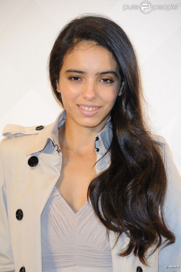 La ravissante Hafsia Herzi à la soirée Burberry organisée à l'Ambassade de Grande-Bretagne à Paris le 1er décembre 2011