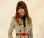 Lou Doillon à la soirée Burberry organisée à l'Ambassade de Grande-Bretagne à Paris le 1er décembre 2011