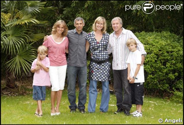 Yves Rénier, sa femme Karin et leurs enfants (Jules et Oscar), Paul Belmondo et sa femme Luana