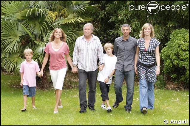 Yves Rénier, sa femme Karin et leurs enfants (Jules et Oscar), Paul Belmondo et sa femme Luana