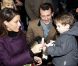 Le petit prince Henrik avale une guimauve sous les yeux de ses parents, La princesse Marie et le prince Joachim le 1er décembre 2011 au château de Schackenborg au Danemark pour allumer les illuminations de Noël
