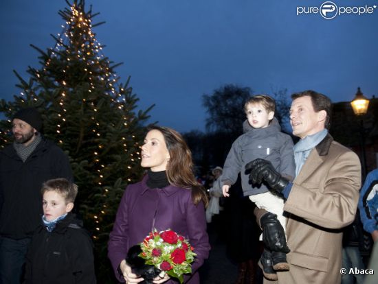 La princesse Marie, le prince Joachim et le petit prince Henrik le 1er décembre 2011 au château de Schackenborg au Danemark pour allumer les illuminations de Noël