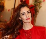 Paz Vega, femme fatale, lors de la présentation du calendrier de la marque Lambertz pour lequel elle pose, à Berlin le 2 décembre 2011