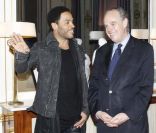 Lenny Kravitz au ministère de la Culture avec Frédéric Mitterrand, à Paris, le 30 novembre 2011.