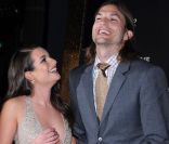 Ashton Kutcher en très grande forme et Lea Michele très complices (trop ?) à la première de New Year's Eve à Los Angeles le 5 décembre 2011