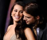Ashton Kutcher et Lea Michele inséparables à la première de New Year's Eve à Los Angeles le 5 décembre 2011