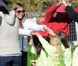 <p>Denise Richards s\'amuse avec sa fille Sam en compagnie de son autre fille Lola et son père, à Los Angeles, le 3 décembre 2011</p>