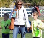 <p>Denise Richards soutient sa fille Sam en plein match de foot en compagnie de son autre fille Lola et son père, à Los Angeles, le 3 décembre 2011</p>