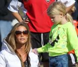 La sublime Denise Richards soutient sa fille Sam en plein match de foot en  compagnie de son autre fille Lola et son père, à Los Angeles, le 3  décembre 2011