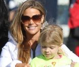 Denise Richards complice avec Lola soutiennent Sam en plein match de foot, à Los Angeles, le 3  décembre 2011