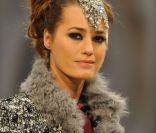 Yasmin Le Bon, retour en grâce sur le podium du défilé Chanel Paris-Bombay au Grand Palais