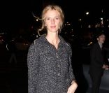 Arrivée de Sandrine Kiberlain au défilé Chanel Paris-Bombay le 6 décembre 2011