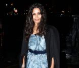 Arrivée de Freida Pinto au défilé Chanel Paris-Bombay le 6 décembre 2011