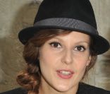 Elodie Navarre au premier rang du défilé Chanel Paris-Bombay le 6 décembre 2011
