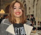 Izïa Higelin au premier rang du défilé Chanel Paris-Bombay le 6 décembre 2011