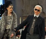 Stella Tennant et Karl Lagerfeld au premier rang du défilé Chanel Paris-Bombay le 6 décembre 2011