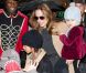 Brad Pitt et Angelina font du repérage pour Noël avec leurs 6 enfants, à New York. 7 décembre 2011