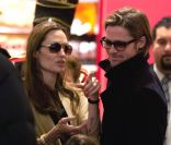 Brad Pitt et Angelina font du repérage pour Noël avec leurs 6 enfants, à New York. 7 décembre 2011