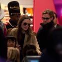 Angelina Jolie : Course aux cadeaux avec son amoureux et leurs six enfants !