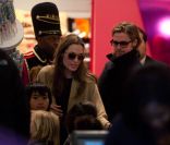 Brad Pitt et Angelina font du repérage pour Noël avec leurs 6 enfants, à New York. 7 décembre 2011