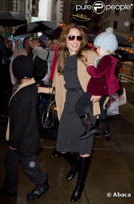 Brad Pitt et Angelina font une razzia chez F.A.O Schwarz avec leurs 6 enfants, à New York. 7 décembre 2011