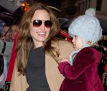 Brad Pitt et Angelina font une razzia chez F.A.O Schwarz avec leurs 6 enfants, à New York. 7 décembre 2011