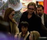 Brad Pitt et Angelina font du repérage pour Noël avec leurs 6 enfants, à New York. 7 décembre 2011