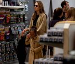 Brad Pitt et Angelina font du repérage pour Noël avec leurs 6 enfants, à New York. 7 décembre 2011