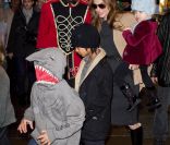 Brad Pitt et Angelina font du repérage pour Noël avec leurs 6 enfants, à New York. 7 décembre 2011
