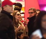 Brad Pitt et Angelina font du repérage pour Noël avec leurs 6 enfants, à New York. 7 décembre 2011
